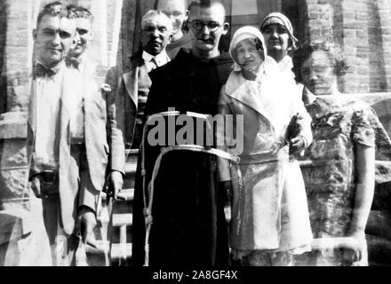 Photographic doppia esposizione di un ritratto di famiglia con il seminarista figlio, ca. 1930. Foto Stock