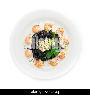 Spaghetti al nero di mescolare fritti con gamberi e aglio tritato cibo tailandese miscelati Italiano in stile fusion decorare con molla scolpito le cipolle e le foglie di menta v superiore Foto Stock
