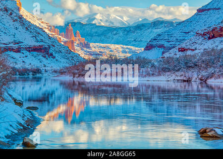 Inverno lungo il Fiume Colorado con torri di Fisher, Fisher Mesa e La Sal Mountains riflessione, vicino a Moab, Utah Foto Stock