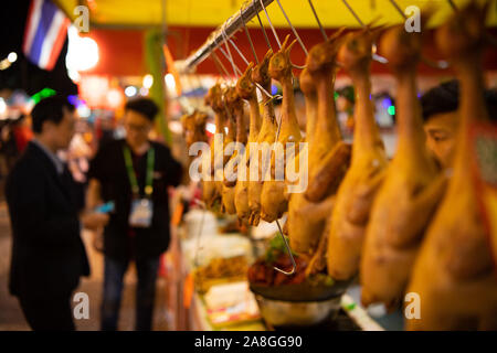 Pechino, Cina. 8 Novembre, 2019. Visitatori selezionano il cibo nel XIX Macao Food Festival presso Sai Van Lago Square a Macao, Cina del sud, nov. 8, 2019. Xix Macao Food Festival ha dato dei calci a fuori a Macao il venerdì con circa 160 bancarelle prodotti alimentari per servire i visitatori. Credito: Cheong Kam Ka/Xinhua/Alamy Live News Foto Stock