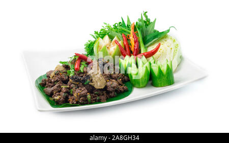 Tritata speziata insalata di manzo cucinati con ingredienti di Erbe piccanti cibo tailandese popolare in stile settentrionale decorare con scolpito il cetriolo e verdure. vista laterale Foto Stock