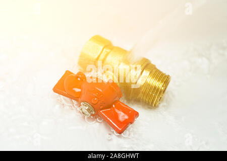 Sanitario valvola a sfera sotto il flusso dell'acqua. close up. Attrezzature idrauliche. Foto Stock