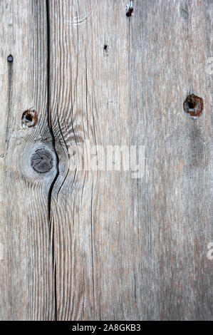 Pannelli di legno e tavole di casa rurale porta, Italia. Le pareti e le decorazioni in legno verniciato per la casa di paese, rovinati dal tempo. Foto Stock