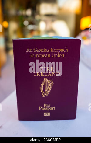 Passaporto irlandese, Unione europea. Passaporto rilasciato dalla Repubblica di Irlanda. Passaporti irlandesi sono un aumento della domanda da parte dei richiedenti ammissibili nel Regno Unito. Foto Stock