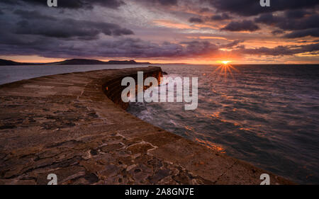 Lyme Regis, Dorset, Regno Unito. Il 9 novembre 2019. Regno Unito Meteo: Moody aria di tempesta oltre il Cobb a Lyme Regis. Credito: Celia McMahon/Alamy Live News. Foto Stock