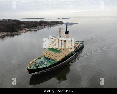 Icebreaker Sisu tornando a Helsinki dal Mar Baltico, stagione invernale 2018-2019 Foto Stock