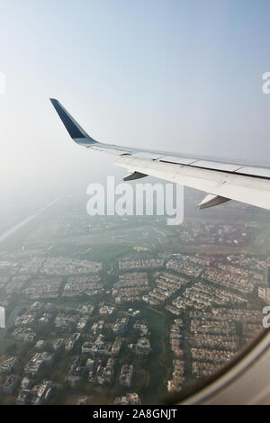 Vista del paesaggio, angolo di foto da finestra aereo,Airbus A320, vista città del nord di Jakarta dal cielo Foto Stock