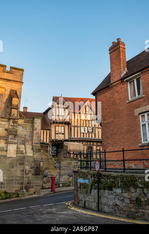 Leycester luogo e il Lord Leycester hospital di sunrise in autunno su Warwick High Street. Warwick Warwickshire, Inghilterra Foto Stock