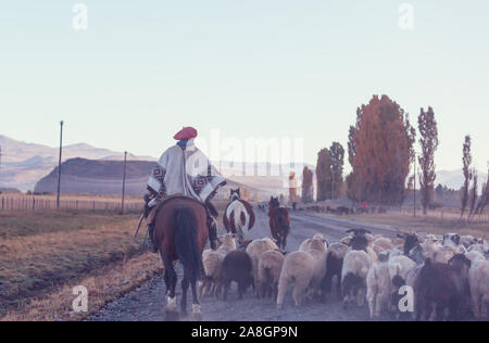 Gauchos ahd allevamento di capre nelle montagne di Patagonia, Argentina Foto Stock