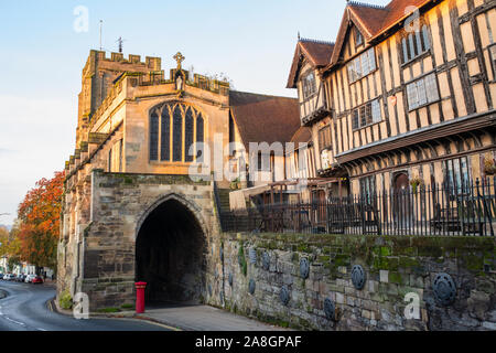 St James Cappella Porta Ovest e Lord Leycester hospital di sunrise in autunno su Warwick High Street. Warwick Warwickshire, Inghilterra Foto Stock