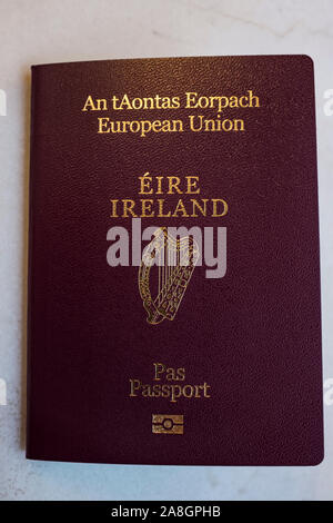 Passaporto irlandese, Unione europea. Passaporto rilasciato dalla Repubblica di Irlanda. Passaporti irlandesi sono la crescente domanda nel Regno Unito a seguito Brexit. Foto Stock