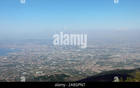 Vista della città di Napoli in Italia dal vulcano Vesuvio Vesuvio chiamato in lingua italiana Foto Stock