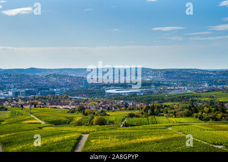 Germania, vista sulla skyline, tetti, case di vigna e arena della città di Stoccarda da sopra nella stagione autunnale sulla giornata di sole Foto Stock