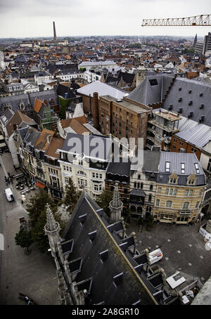 GHENT, Belgio - 05 settembre 2018: Vecchia casa di mattoni con rilievi sulla parete e piccolo negozio con porta rossa con i clienti su Settembre 05, 2018. Foto Stock