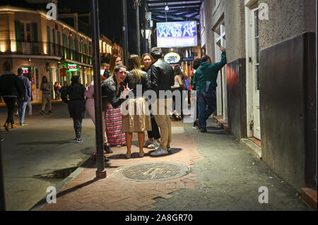 Bourbon Street di notte a New Orleans. Questo storico Street nel Quartiere Francese è famosa per la sua vita notturna e live music bar. Foto Stock