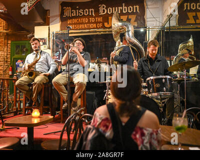 Bourbon Street di notte a New Orleans. Questo storico Street nel Quartiere Francese è famosa per la sua vita notturna e live music bar. Foto Stock