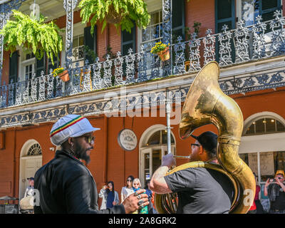 Banda di ottoni nel Quartiere Francese di New Orleans. Questo storico quartiere è famoso per la sua architettura iconica e vita notturna. Foto Stock