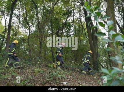 Pingxiang, la Cina della provincia di Jiangxi. 8 Novembre, 2019. Vigili del fuoco volontari patrol nel villaggio Muma in Pingxiang, Cina orientale della provincia di Jiangxi, nov. 8, 2019. Il vigile del fuoco volontario team ha risposto a oltre 50 emergenze incendio e ha riportato oltre 100 ai potenziali rischi di incendio sin dalla sua istituzione due anni fa. Credito: Peng Zhaozhi/Xinhua/Alamy Live News Foto Stock