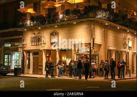 Bourbon Street di notte a New Orleans. Questo storico Street nel Quartiere Francese è famosa per la sua vita notturna e live music bar. Foto Stock