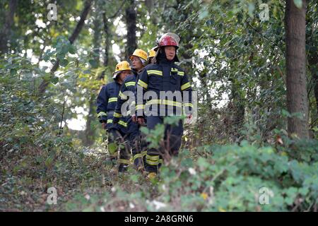 Pingxiang, la Cina della provincia di Jiangxi. 8 Novembre, 2019. Vigili del fuoco volontari patrol nel villaggio Muma in Pingxiang, Cina orientale della provincia di Jiangxi, nov. 8, 2019. Il vigile del fuoco volontario team ha risposto a oltre 50 emergenze incendio e ha riportato oltre 100 ai potenziali rischi di incendio sin dalla sua istituzione due anni fa. Credito: Peng Zhaozhi/Xinhua/Alamy Live News Foto Stock