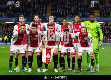 Londra, Regno Unito. 05 Nov, 2019. Il team di Ajax bancata posteriore ( L a R ): Joel Veltman, Daley cieco, Donny van de Peek, David Neres, Noussair Mazraoui, Andre Onana; fron fila ( l a r ): Hakim Ziyech, Lisandro Martinez, Dusan Tadic, Quincy Promes, Nico Tagliafico durante la UEFA Champions League match di gruppo tra Chelsea e Ajax a Stamford Bridge, Londra, Inghilterra il 5 novembre 2019. Foto di Andrea Aleksiejczuk/prime immagini multimediali. Credito: prime immagini multimediali/Alamy Live News Foto Stock