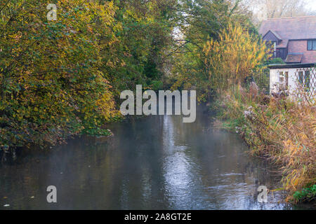 Kennet and Avon Canal in Newbury all'alba, Berkshire, Regno Unito Foto Stock