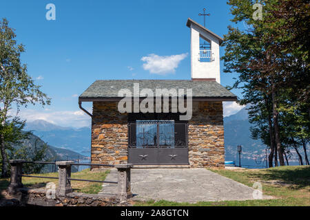 Bella chiesetta sul Monte Crocetta a Menaggio - lago di Como in Italia Foto Stock