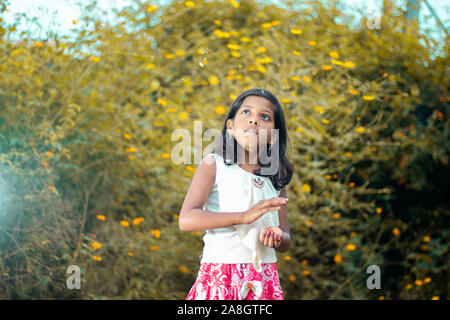 Carino Indian Bambina giocano nel parco Foto Stock