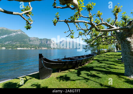 La magnifica vista del giardino con barca a Bellagio - Lago di Como in Italia Foto Stock