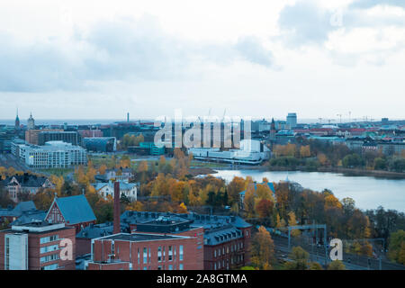 Vista aerea del centro di Helsinki in autunno la sera Nuvoloso. Foto Stock