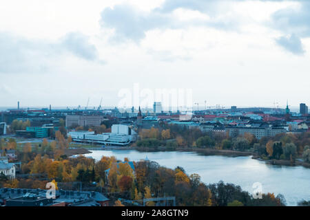 Vista aerea del centro di Helsinki in autunno la sera Nuvoloso. Foto Stock