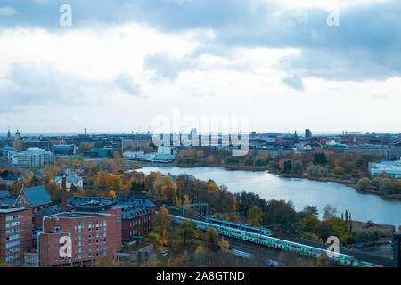 Vista aerea del centro di Helsinki in autunno la sera Nuvoloso. Foto Stock