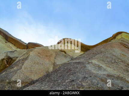 Roccia di tufo vulcanico in turco Cappadocia. Vista dal basso. Pashabag Valley Foto Stock