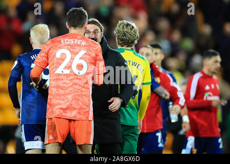 8 novembre 2019, Carrow Road, Norwich; Premier League, Norwich City v Watford : Daniel Farke manager di Norwich City si congratula con Ben Foster (26) di Watford dopo il fischio finale Credito: Georgie Kerr/news immagini Foto Stock