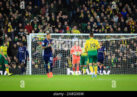 8 novembre 2019, Carrow Road, Norwich; Premier League, Norwich City v Watford : Ben Foster (26) di Watford mantiene uno stretto controllo della sfera Credito: Georgie Kerr/news immagini Foto Stock