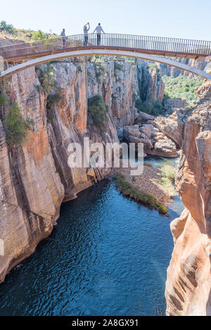 BOURKES LUCK, SUD AFRICA - 20 Maggio 2019: i turisti non identificato su un ponte pedonale sopra il Fiume Blyde a Bourkes Luck buche Foto Stock