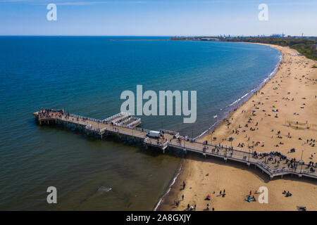 Vista aerea su Gdansk Brzezno pier con molte persone. Foto Stock