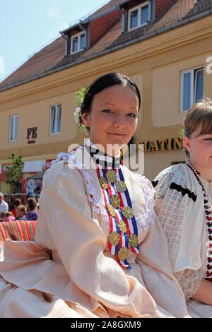 Partecipante sconosciuto in croato costume nazionale presso il cavallo e il carro di nozze visualizza durante Dakovo vezovi (Dakovo Summer Festival) in Dakovo, Croazia Foto Stock