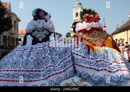 Partecipante sconosciuto in croato costume nazionale presso il cavallo e il carro di nozze visualizza durante Dakovo vezovi (Dakovo Summer Festival) in Dakovo, Croazia Foto Stock