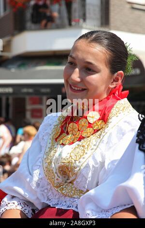 Partecipante sconosciuto in croato costume nazionale presso il cavallo e il carro di nozze visualizza durante Dakovo vezovi (Dakovo Summer Festival) in Dakovo, Croazia Foto Stock