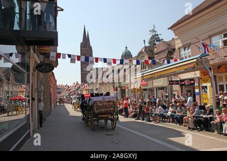 Partecipante sconosciuto in croato costume nazionale presso il cavallo e il carro di nozze visualizza durante Dakovo vezovi (Dakovo Summer Festival) in Dakovo, Croazia Foto Stock