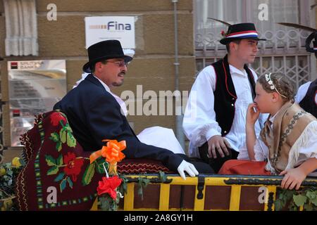 Partecipante sconosciuto in croato costume nazionale presso il cavallo e il carro di nozze visualizza durante Dakovo vezovi (Dakovo Summer Festival) in Dakovo, Croazia Foto Stock
