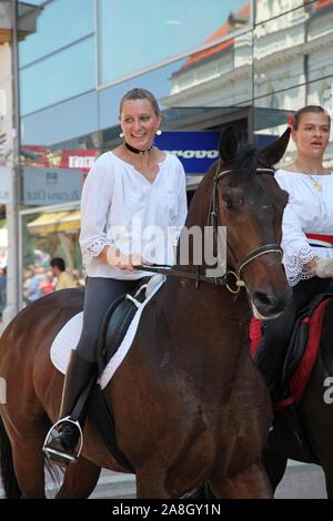 Partecipante sconosciuto in croato costume nazionale presso il cavallo e il carro di nozze visualizza durante Dakovo vezovi (Dakovo Summer Festival) in Dakovo, Croazia Foto Stock