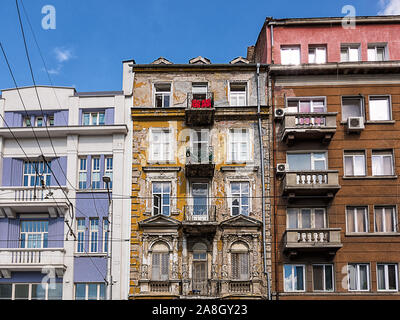 Contrasti tra i nuovi edifici ristrutturati e vecchi edifici fatiscenti nel centro di Sofia (Bulgaria) Foto Stock
