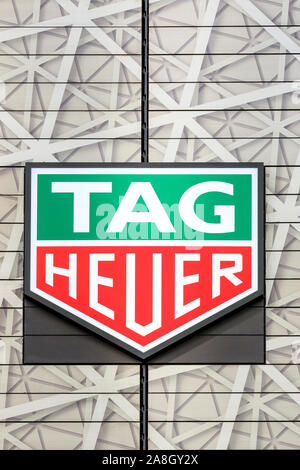 La Tokyo, Tag Heuer boutique di Ginza building, dettaglio. Nome del marchio logo in bianco, verde e rosso sulla parte anteriore della facciata esterna del negozio. Foto Stock