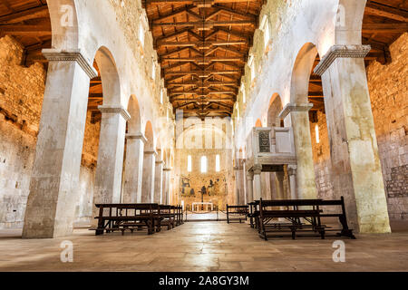 Interno della navata centrale della medievale Abbazia di San Liberatore a Majella a Serramonacesca in Abruzzo (Italia) Foto Stock