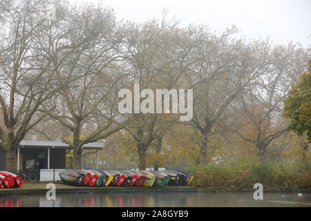 Finsbury Park, a nord di Londra, UK 9 Nov 2019 - Gite in barca sul lago a Finsbury Park su una mattinata nebbiosa. Fitta nebbia è stato causato a seguito calo di temperatura durante la notte. Credito: Dinendra Haria/Alamy Live News Foto Stock