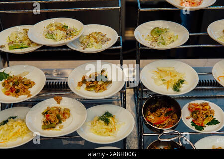 Piastre di insalate sul display nella sala da pranzo Foto Stock