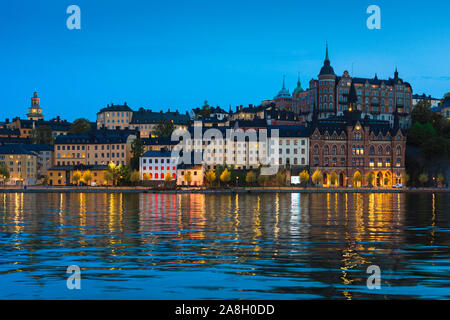 Notte di Stoccolma, vista su una serata estiva di scenografici edifici lungo il lungomare di Söder Mälarstrand sull'isola di Södermalm, nel centro di Stoccolma, Svezia. Foto Stock