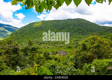 China Sanya Hainan Airal Vista del paesaggio con cielo blu e. nuvole Foto Stock